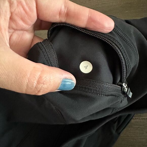 Lululemon Capris Leggings in Black size 4 ruched style on hems pockets - Picture 6 of 8